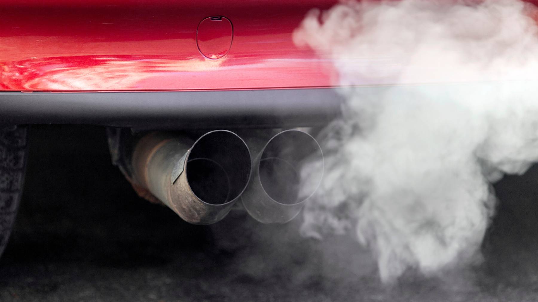 Auch Neuwagen stossen weiterhin zu viel CO2 aus.
