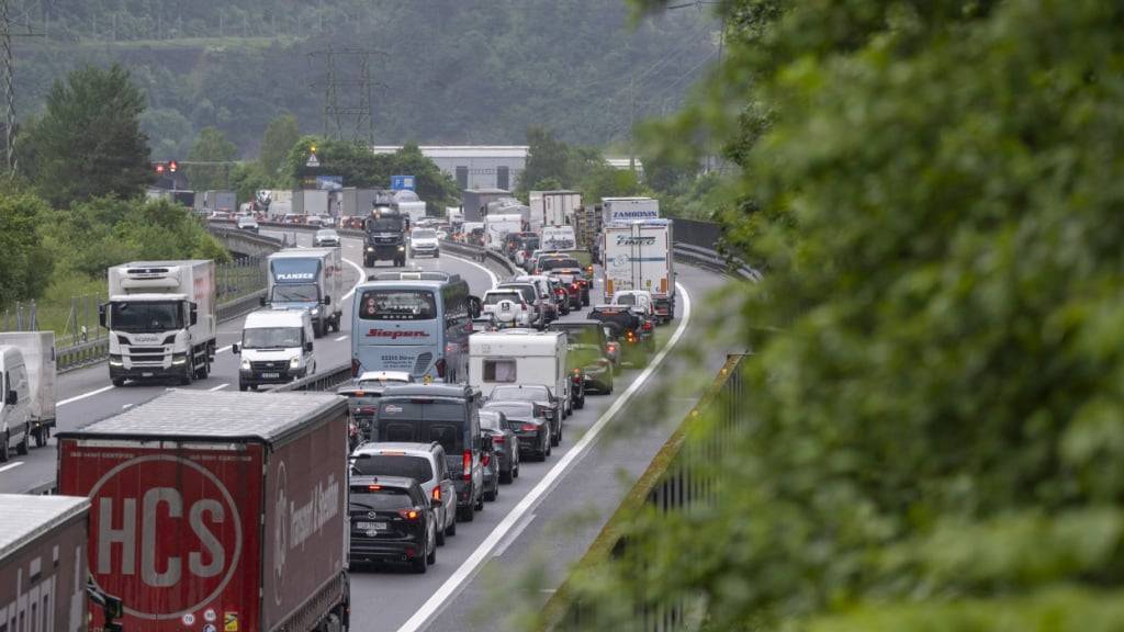 Beidseits des Gotthard-Tunnels stauen sich die Autos am Sonntag erneut kilometerlang. (Archivbild)