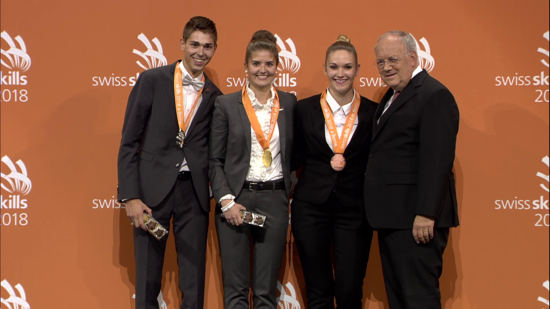 Martina Wick (2. v.l.) mit den anderen Gewinnern und Bundesrat Johann Schneider-Ammann (Bild: zVg)