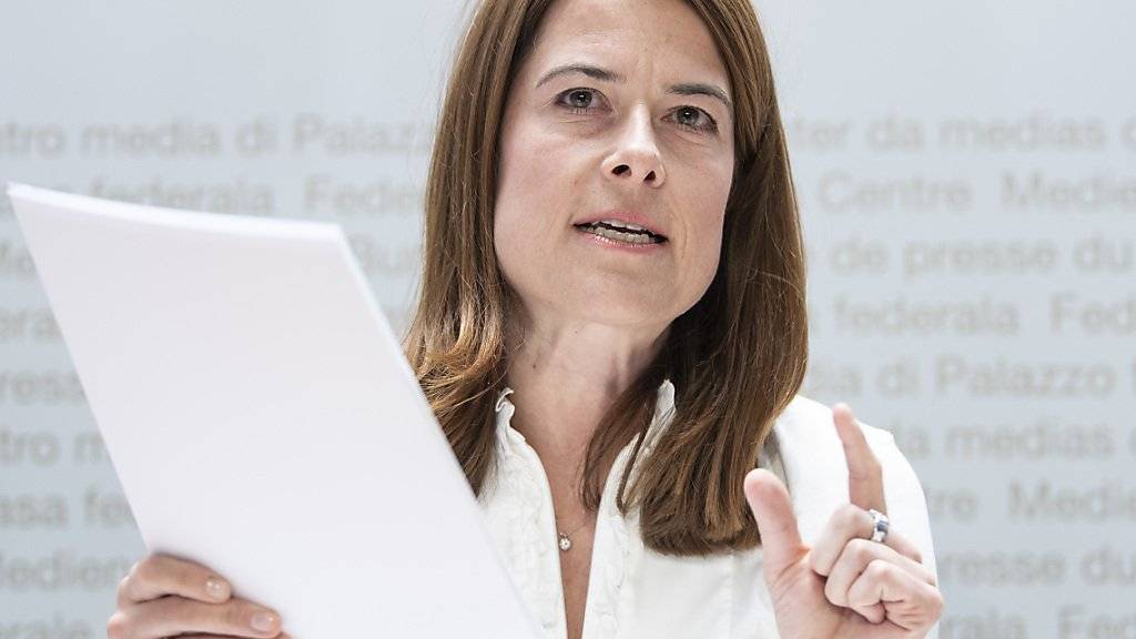 FDP-Präsidentin Petra Gössi präsentiert den Fragebogen für die Mitgliederbefragung zur Umwelt- und Klimapolitik.