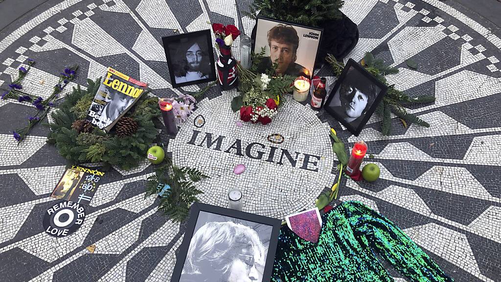 Fotos, Blumen und Kerzen stehen auf der Gedenkstätte Strawberry Fields im Central Park zur Erinnerung an John Lennon.