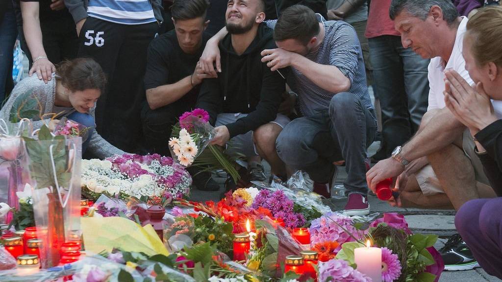 Angehörige trauern um die Opfer des Münchner Amoklaufs.