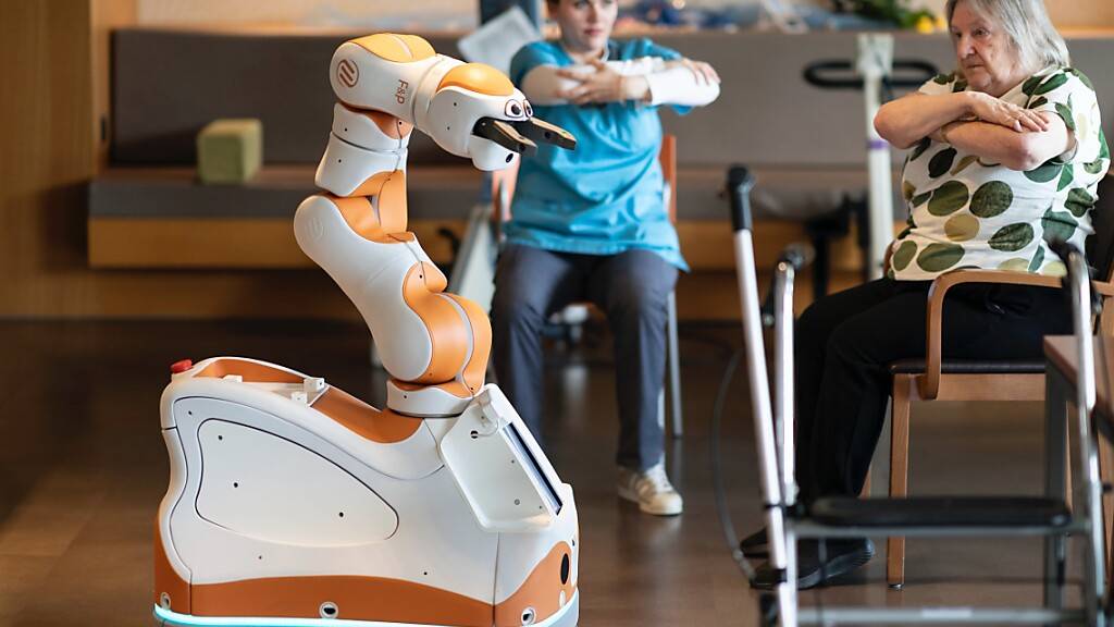 Der Assistenzroboter Lio macht mit einer Bewohnerin des Kompetenzzentrums Pflege und Gesundheit (KZU) in Embrach ZH Bewegungsübungen.