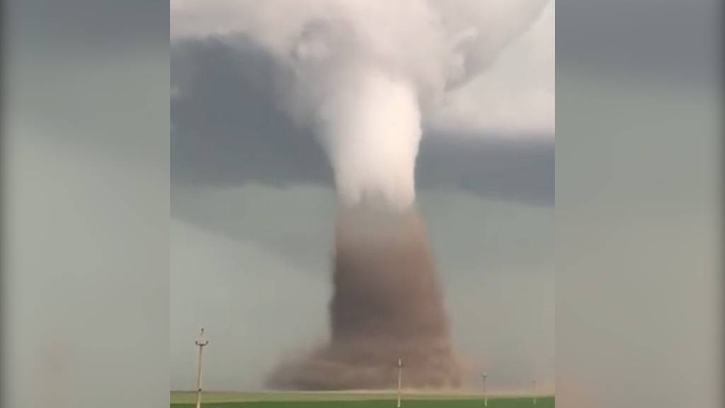 Tornado schleudert Reisecar durch die Luft