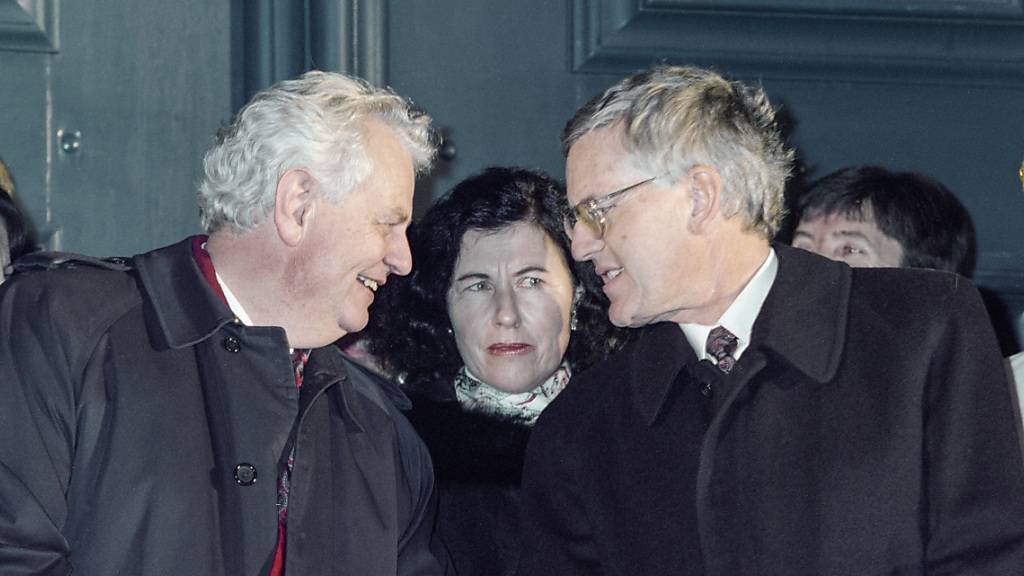 Franz Kurzmeyer (links), ehemaliger Stadpräsident von Luzern, ist gestorben. Im Bild mit dem damaligen Bundesrat Kaspar Villiger und dessen Frau. (Archivbild)