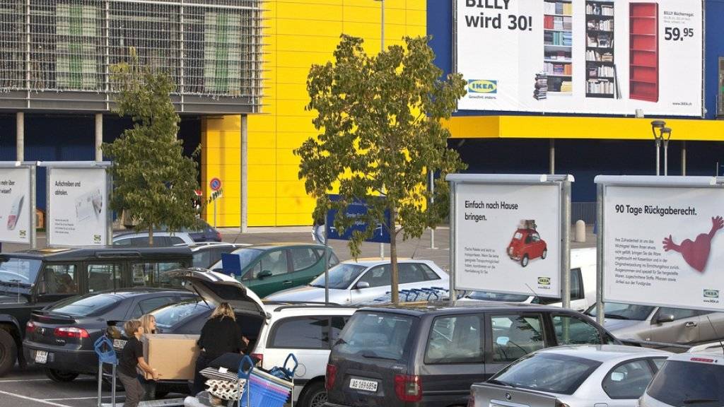 Die fast 4000 Parkplätze des Shopping-Center-Komplexes in Spreitenbach sind teilweise völlig belegt (Archivbild).