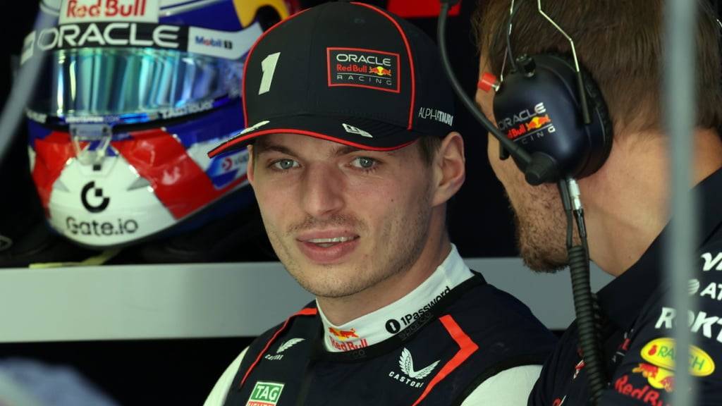 Max Verstappen spricht mit den Ingenieuren. Der Weltmeister ist nicht zufrieden
