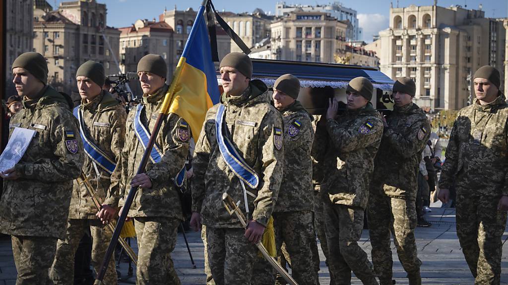Angesichts der weiter anhaltenden Kämpfe gegen die russischen Truppen hat die Ukraine das geltende Kriegsrecht sowie die allgemeine Mobilmachung um weitere 90 Tage bis zum 14. Februar verlängert. Foto: Efrem Lukatsky/AP/dpa