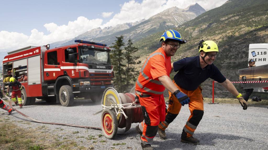 32 Berner Feuerwehrleute nahmen in Eyholz im Wallis an einer zweitägigen Fortbildung zum Thema Waldbrandbekämpfung teil.