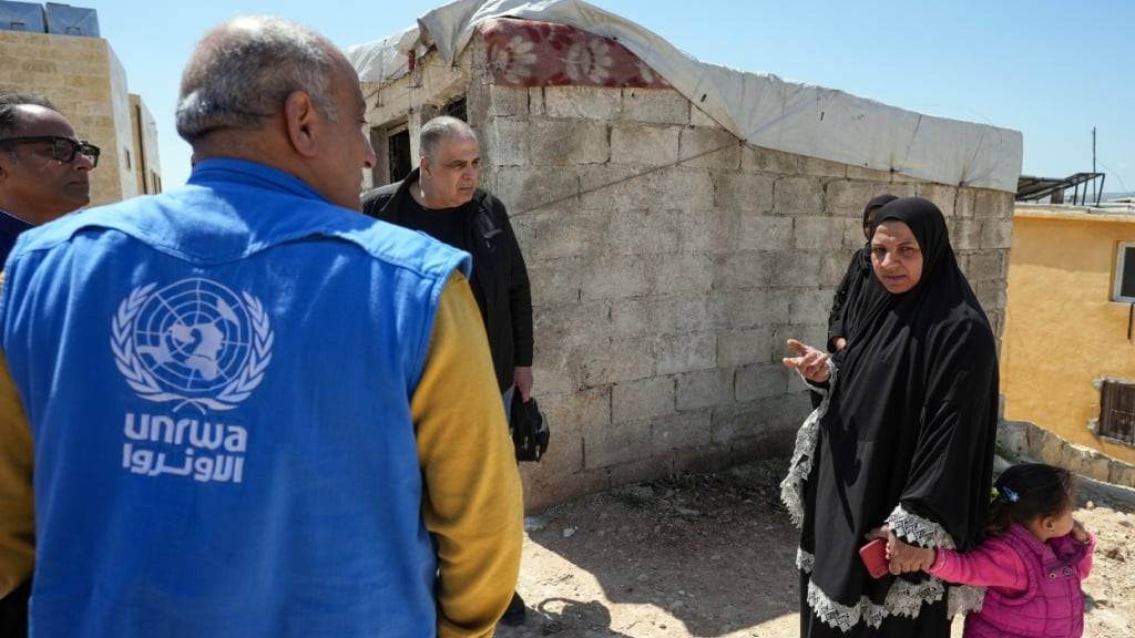 Eine Unrwa-Delegation besucht Mitte April dieses Jahres ein Flüchtlingscamp mit Palästinensern im Nordwesten von Syrien. Diese Hilfe will der Bundesrat unterstützen.