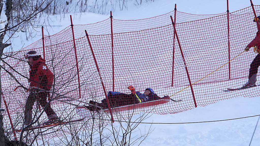 Mikaela Shiffrin wird nach ihrem Sturz im Riesenslalom mit dem Rettungsschlitten von der Piste gebracht