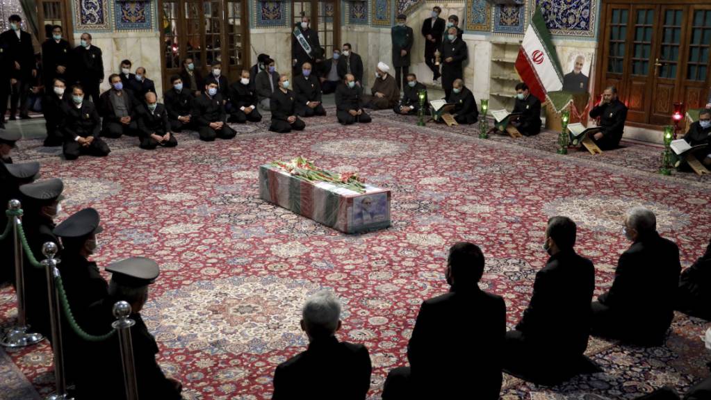 ARCHIV - Menschen beten am Sarg des ermordeten iranischen Atomphysikers Mohsen Fachrisadeh. Foto: --/Iranian Defense Ministry/AP/dpa - ACHTUNG: Nur zur redaktionellen Verwendung und nur mit vollständiger Nennung des vorstehenden Credits