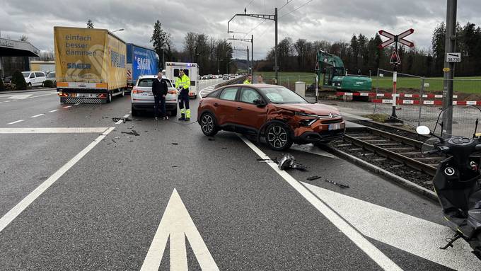 Zwei Auto krachen ineinander und blockieren Bahnstrecke