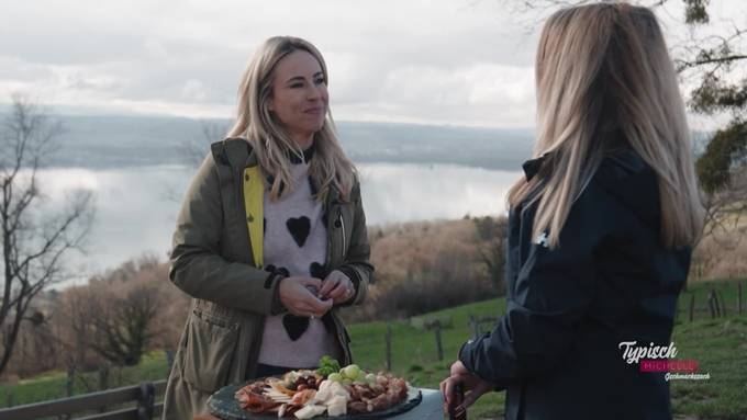 Nicole Berchtold und Michelle Steiner spielen beim Rösti-Braten mit dem Feuer