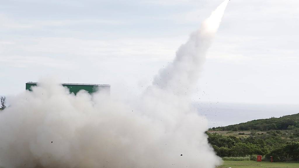 Eine MIM-104C (PAC-2) Patriot Kurzstrecken-Flugabwehrrakete wird während einer Übung in Pingtung County, Südtaiwan, gestartet. Foto: Chiang Ying-ying/AP/dpa