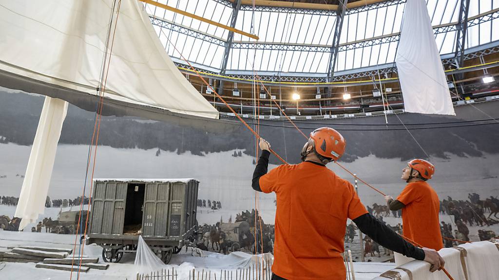 Industriekletterer restaurieren im Bourbaki Panorama Luzern den sogenannten Optischen Apparat.