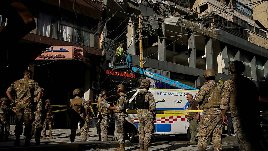 Soldaten der libanesischen Armee sichern den Ort eines israelischen Luftangriffs auf eine Wohnung in einem südlichen Vorort von Beirut ab. Foto: Marwan Naamani/dpa