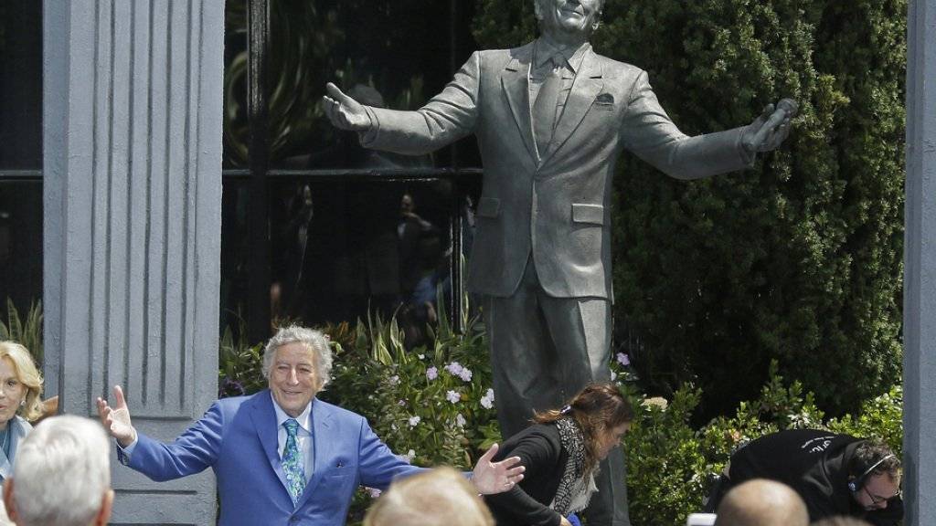 In der Blüte seiner Karriere: Der 90-jährige Jazzsänger Tony Bennett wurde am Wochenende in San Francisco mit einer Bronzestatue geehrt.