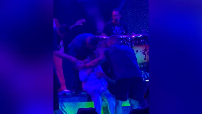 Star-Gitarrist Carlos Santana kollabiert während Konzert auf der Bühne