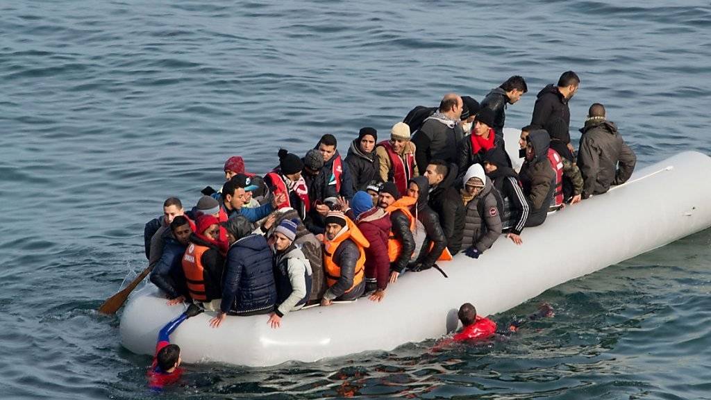 Der Bundesrat spricht zusätzliche Mittel für die Bewältigung der Asylgesuche. Im Bild Flüchtlinge auf dem Mittelmeer. (Archiv)