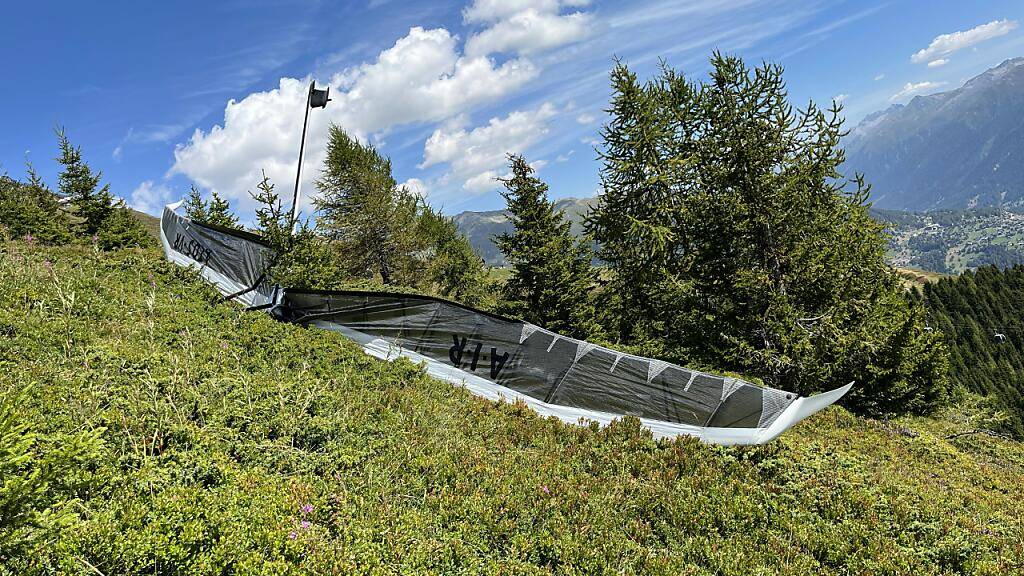 Der 49-jährige Pilot dieses Starrflüglers überlebte den Absturz nicht.