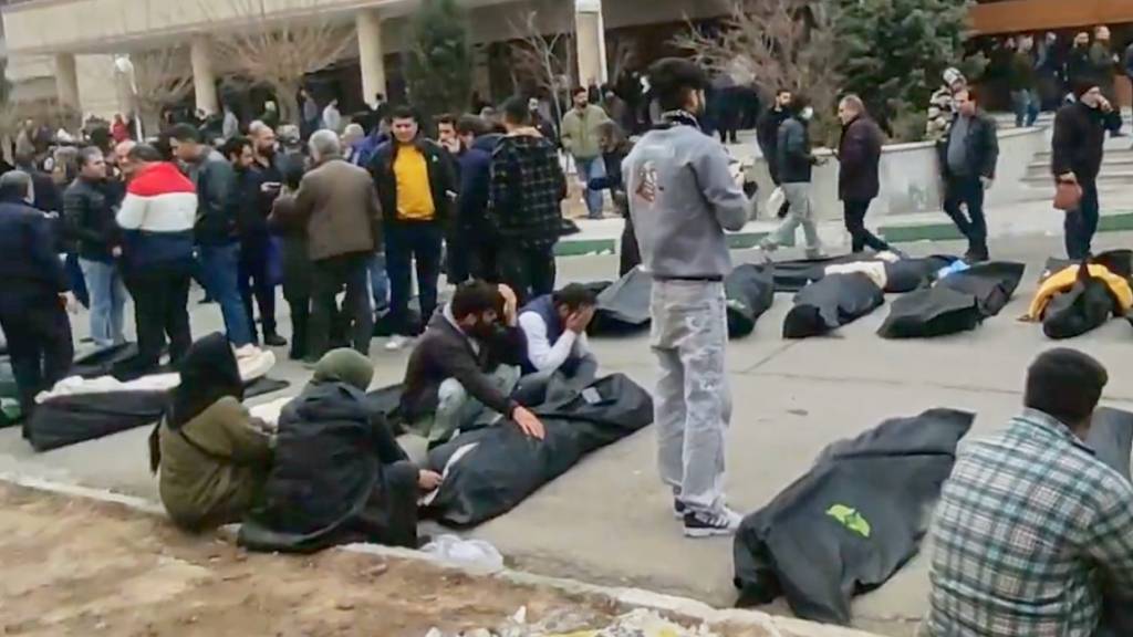 dpatopbilder - Dieses Videostandbild, das aus einem von der AP verifizierten Video stammt, zeigt Aufnahmen, die zwischen dem 9. und 11. Januar 2026 entstanden sein sollen und in den sozialen Medien kursierten. Zu sehen sind Menschen, die versuchen unter Duzenden von Leichen Opfer zu identifizieren. Foto: Uncredited/VALIDATED UGC/AP/dpa - ACHTUNG: Keine Online-Nutzung; nur zur redaktionellen Verwendung bis zum 15.01.2026 im Zusammenhang mit der aktuellen Berichterstattung und nur mit vollständiger Nennung des vorstehenden Credits