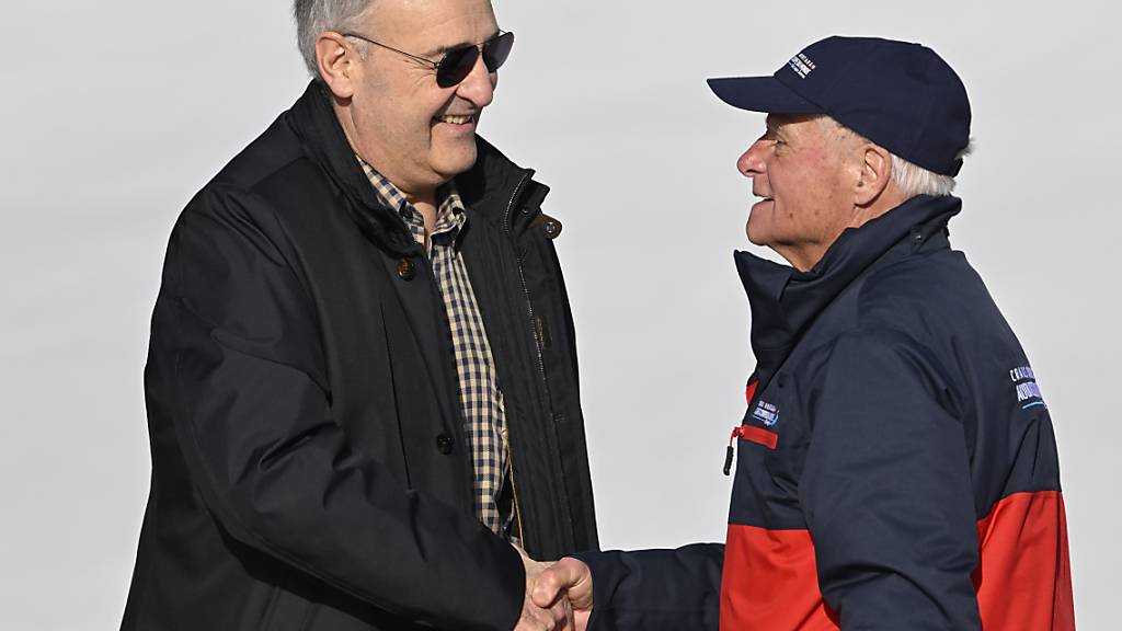 Bundesrat Guy Parmelin beim Handschlag mit Marius Robyr, dem abtretenden OK-Präsidenten der Weltcup-Rennen in Crans-Montana