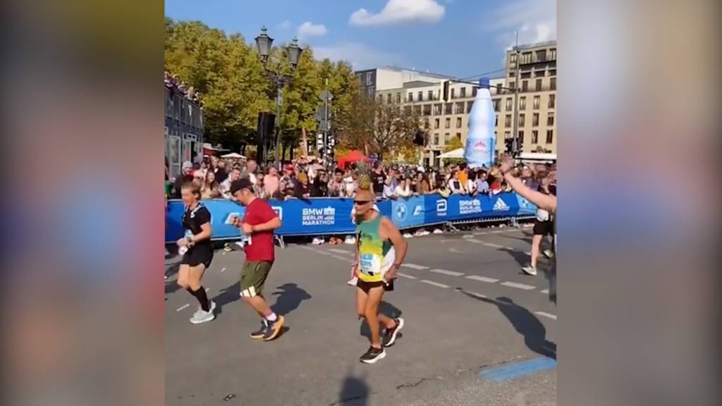Senior balanciert während ganzem Berlin Marathon eine Ananas auf dem Kopf 