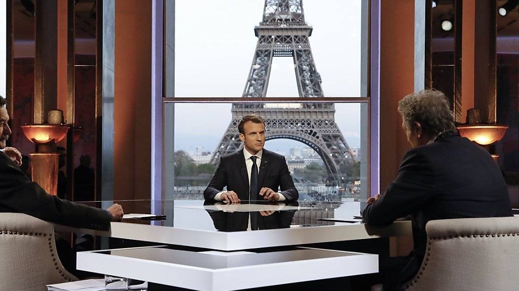 Macron am Sonntagabend beim Interview mit den Sendern BFMTV und RMC sowie der investigativen Internetzeitung «Mediapart».