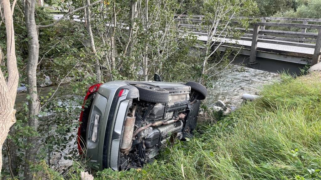 Das Auto mit den beiden Schulkindern wurde von Gebüsch aufgehalten, bevor es in die Albula stürzte.