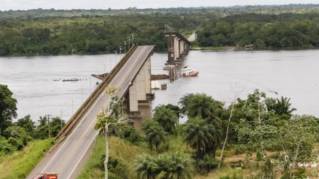 Nach dem Fährunglück im brasilianischen Amazonasgebiet bei Para stürzte der mittlere Teil der Brücke ein.