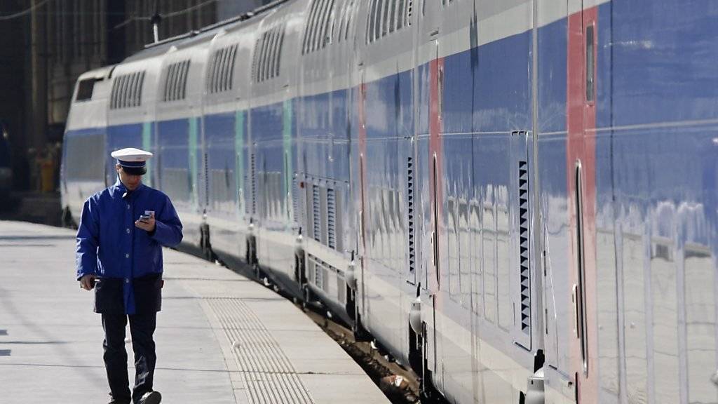 In die Gespräche rund um die Bahnreform der französischen Regierung kommt Bewegung. Regierungschef Edouard Philippe bot den streikenden Gewerkschaften die Übernahme eines Teils der Milliardenschulden der SNCF an. (Archiv)