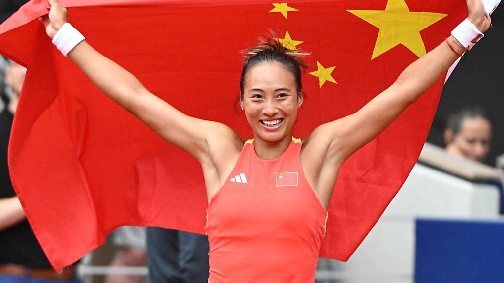 In der Heimat zur Nationalheldin geworden: Zheng Qinwen feiert in Paris nach ihrem Olympiasieg im Einzel