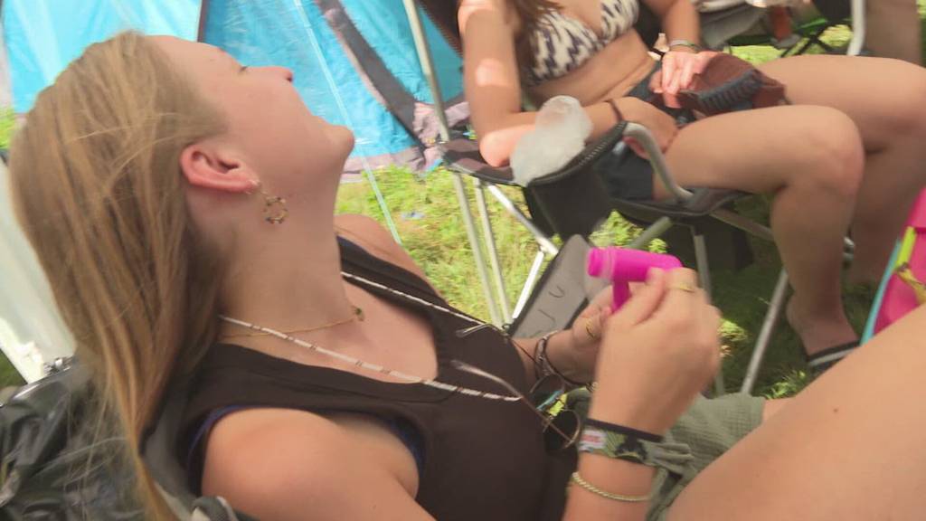 Openair-Besuchende kämpfen gegen Hitze am Heitere