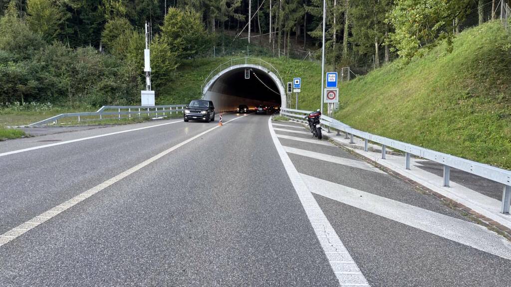 Auf der A15 in Richtung Hinwil verunfallte ein 72-jähriger Töfffahrer beim Abbremsen vor einem Tunnel.