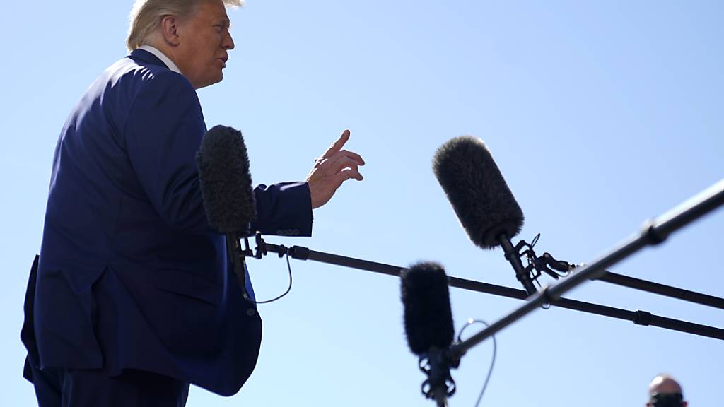 US-Präsident Trump spricht vor dem Weißen Haus in Washington. Foto: Patrick Semansky/AP/dpa