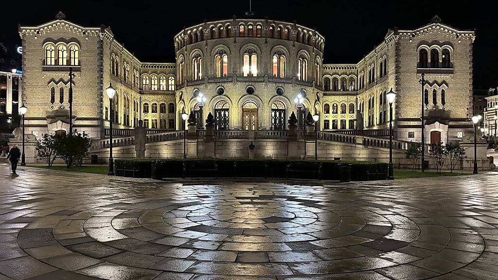 ARCHIV - Das norwegische Parlament im Zentrum der Hauptstadt ist nächtlich beleuchtet. Foto: Steffen Trumpf/dpa