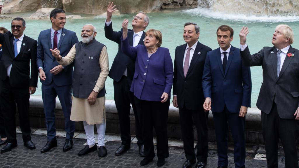 Pedro Sánchez (l-r), Ministerpräsident von Spanien, Narendra Modi, Premierminister von Indien, Scott Morrison (l), Premierminister von Australien, Angela Merkel (CDU), geschäftsführende Bundeskanzlerin, Mario Draghi, Premierminister von Italien, Emmanuel Macron, Präsident von Frankreich, und Boris Johnson, Premierminister von Großbritannien, werfen Münzen in den Trevi-Brunnen während ihres Besuchs des berühmten Brunnens am Rande des G20-Gipfels. Foto: Oliver Weiken/dpa
