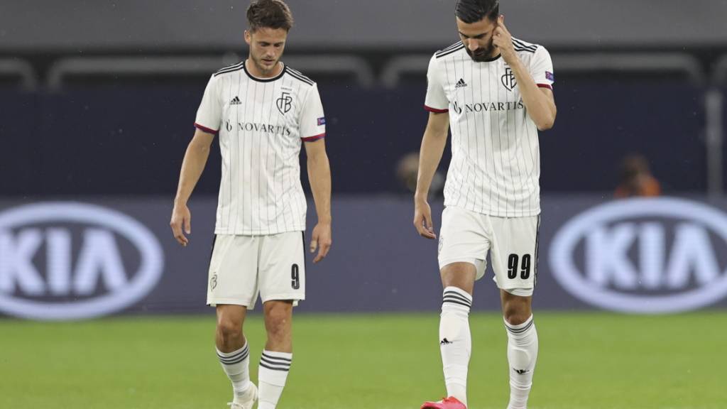 Die enttäuschten Ricky van Wolfswinkel (links) und Kemal Ademi vom FC Basel nach dem Ausscheiden in den Viertelfinals der Europa League gegen Schachtar Donezk