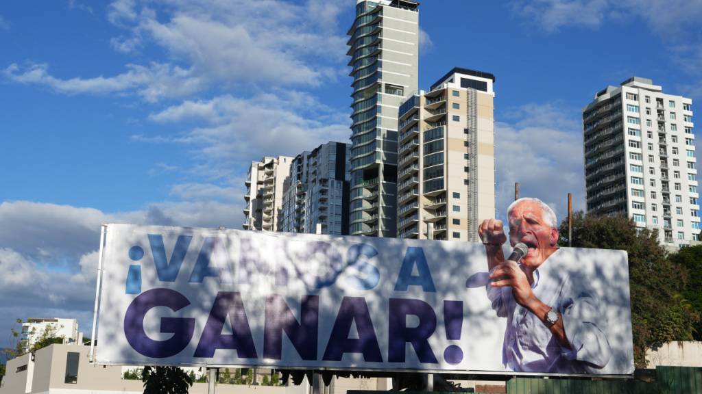 Ein Plakat, das für die Präsidentschaftskandidatin Nasry Asfura von der Nationalen Partei wirbt, steht in Tegucigalpa vor der Präsidenten- und Parlamentswahl. Foto: Moises Castillo/AP/dpa