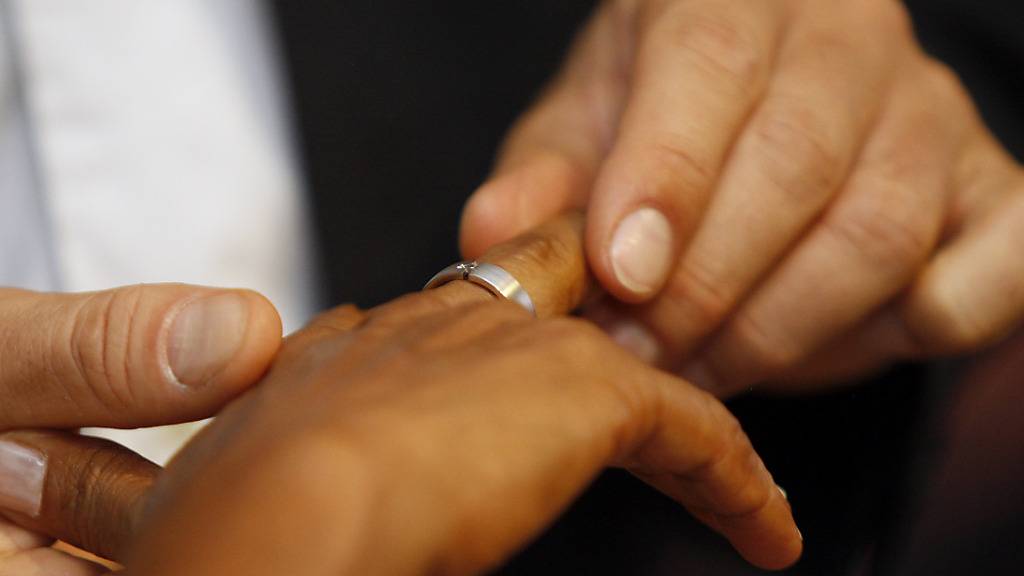 Künftig soll ein Gericht eine Heirat bis zum 25. Lebensjahr eines minderjährig verheirateten Ehepartners ungültig erklären können, nicht nur bis zum 18. Lebensjahr. (Archivbild)
