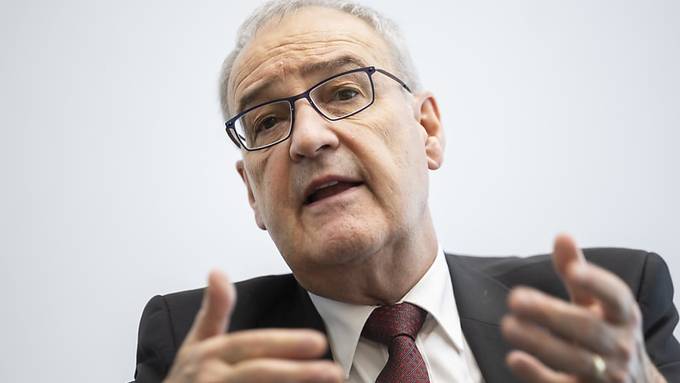 Bundesrat Parmelin bricht sich bei Sturz im Büro den Arm