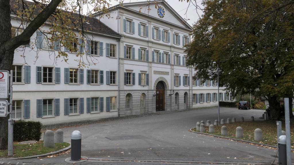 Ein 32-Jähriger soll die geistige Einschränkung einer Frau ausgenutzt haben. Er drängte sie gemäss Anklage dazu, sich zu Prostituierten. (Archivbild)