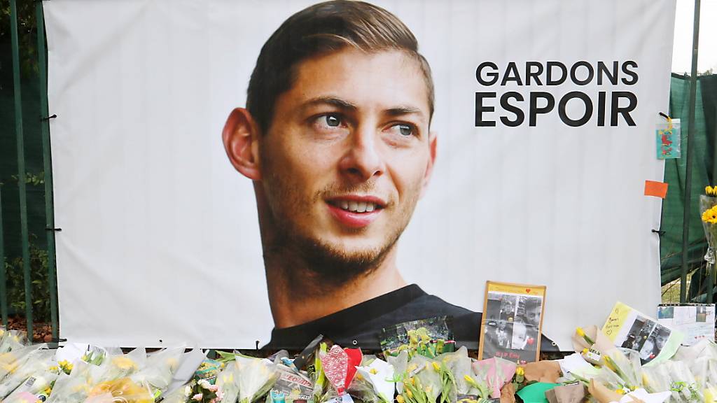 Die Fans von Nantes trauern mit Blumen, Trikots und Schals um Emiliano Sala. (Archivbild)