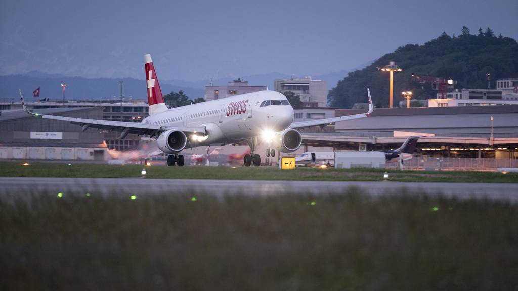 Eine startklare Swiss am Flughafen Zürich - die aktuellen Reisebeschränkungen führen dazu, dass vorerst wieder mehr Flugzeuge am Boden bleiben müssen.