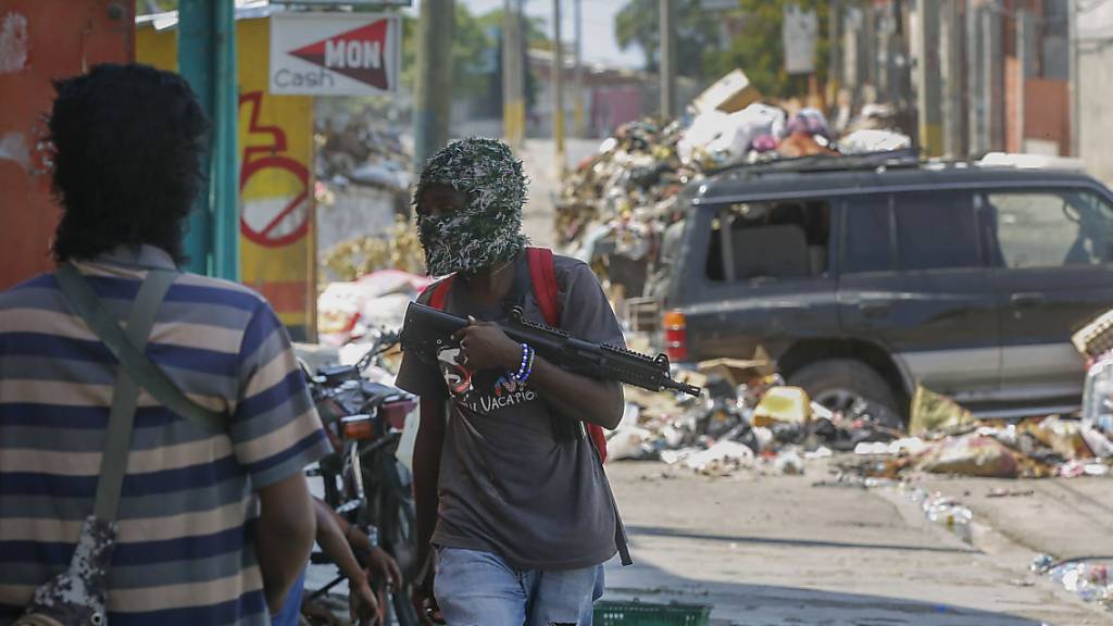 ARCHIV - Bewaffnete Mitglieder der Bande «G9 and Family» stehen an ihrer Straßensperre in Port-au-Prince, der Hauptstadt von Haiti. Foto: Odelyn Joseph/AP/dpa