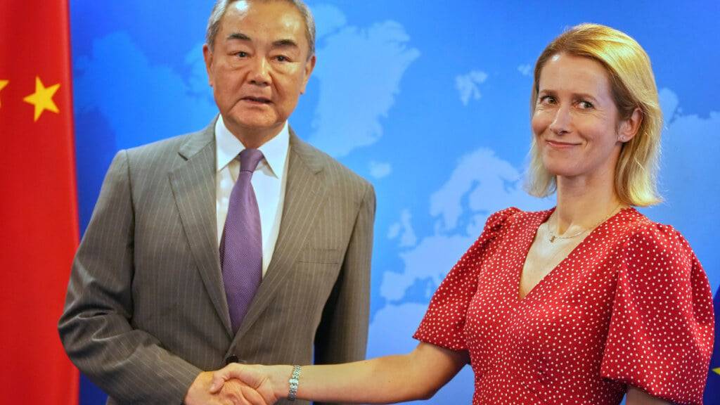 Kaja Kallas (r), Hohe Vertreterin für Außen- und Sicherheitspolitik und Vizepräsidentin der Europäischen Kommission, begrüßt den chinesischen Außenminister Wang Yi vor einem Treffen. Chinas Außenminister Wang Yi setzt seine Europareise in Brüssel fort. Foto: Virginia Mayo/AP/dpa