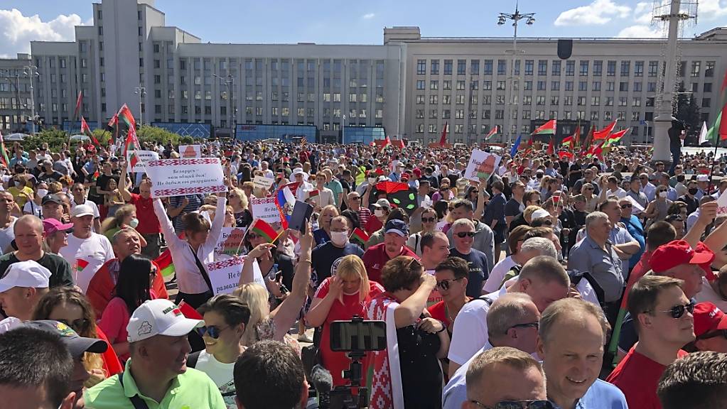 Hunderte Anhänger von Präsident Lukaschenko versammeln sich zu einer Kundgebung auf dem Unabhängigkeitsplatz. Dort haben gestern (15.08.) mit einer Schweigeminute Tausende Menschen den Demonstranten erinnert, die bei den Protesten in Belarus (Weißrussland) ums Leben gekommen sind. Foto: Sergei Grits/AP/dpa
