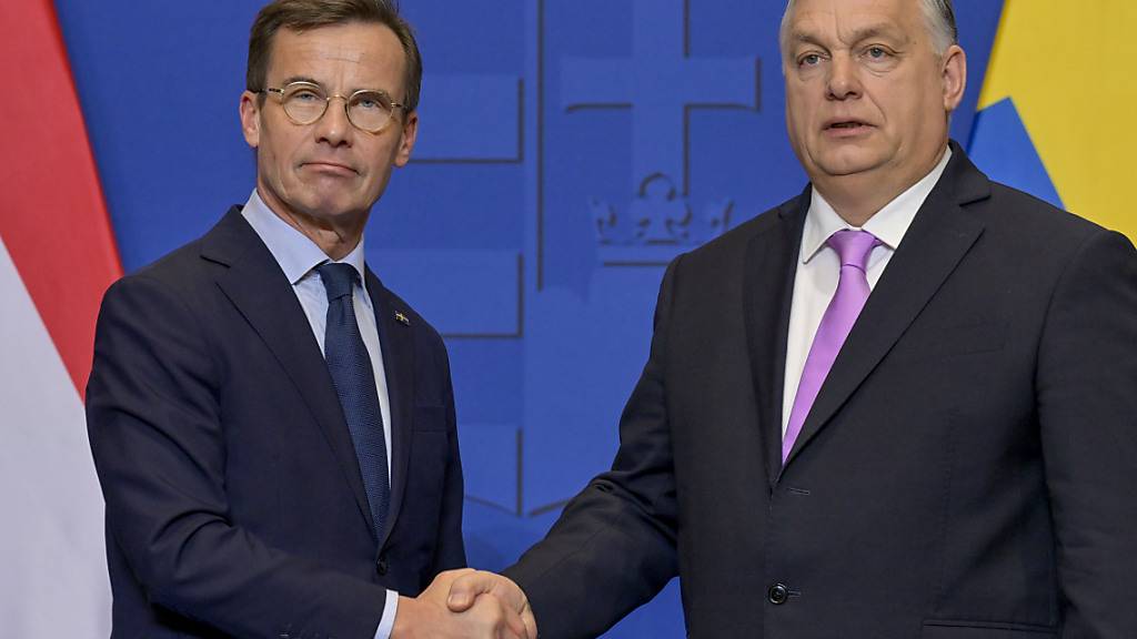 ARCHIV - Ulf Kristersson (l), Ministerpräsident von Schweden, und Viktor Orban, Ministerpräsident von Ungarn, reichen sich während ihres Treffens im Karmeliterkloster die Hände. Vor der erhofften Zustimmung des ungarischen Parlaments zur Nato-Aufnahme Schwedens reist der schwedische Ministerpräsident Kristersson nach Budapest. Er ist von Regierungschef Viktor Orban in die ungarische Hauptstadt eingeladen worden. Foto: Denes Erdos/AP/dpa