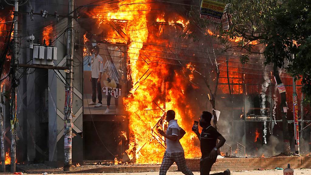 dpatopbilder - Demonstranten in Bangladesch fordern Gerechtigkeit für die Opfer, die bei den jüngsten landesweiten tödlichen Zusammenstößen getötet wurden und den Rücktritt der Premierministerin. Foto: Rajib Dhar/AP/dpa